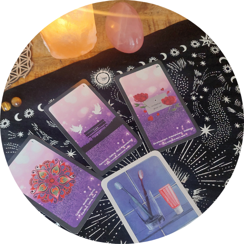 Jeu de cartes oracle posé sur une table rituelle, ambiance spirituelle et lumineuse.