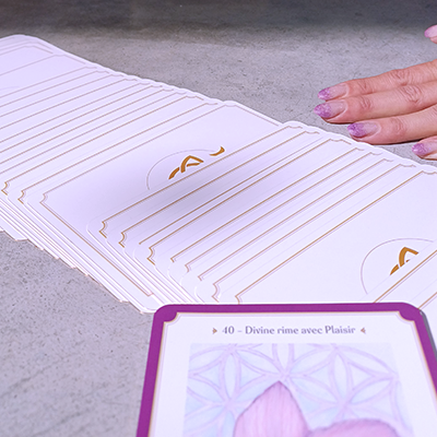 Jeu de cartes oracle posé sur une table rituelle