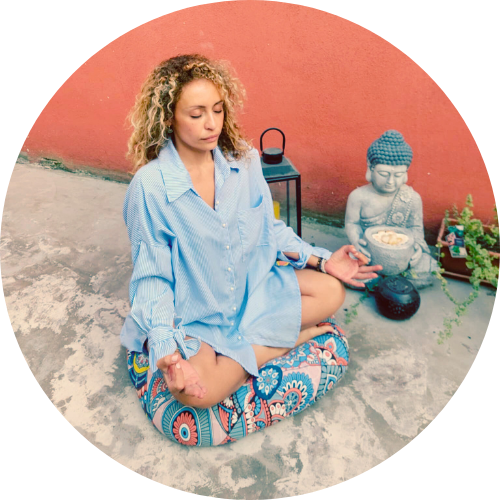 Stefanie médite en positon du lotus avec geste Gyan Mudra